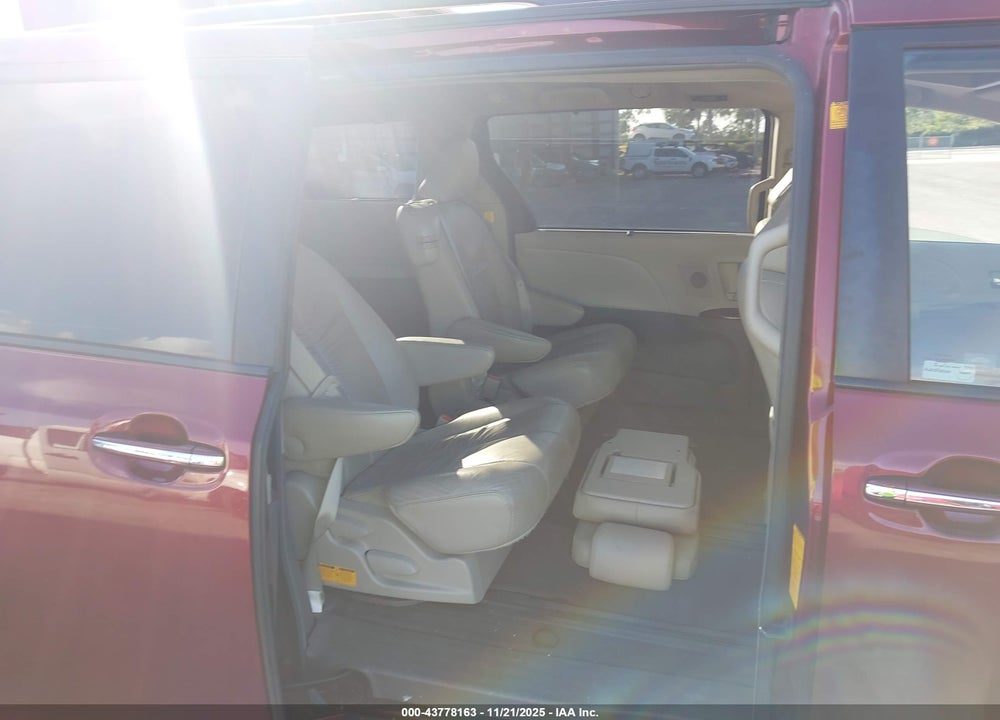 2011 TOYOTA SIENNA XLE V6 VIN: 5TDYK3DC4BS019962