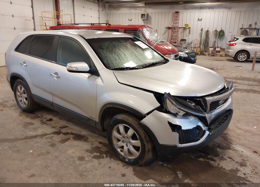 2013 KIA SORENTO LX VIN: 5XYKTCA60DG353486