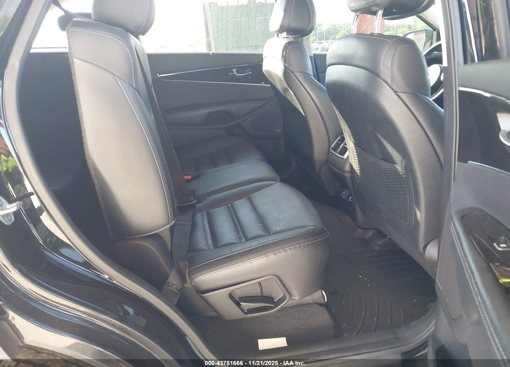 2016 KIA SORENTO 3.3L EX VIN: 5XYPHDA54GG130702