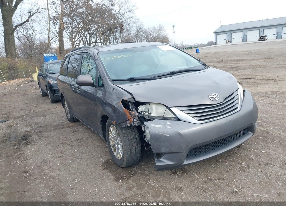 2014 TOYOTA SIENNA XLE V6 8 PASSENGER VIN: 5TDYK3DC4ES444473