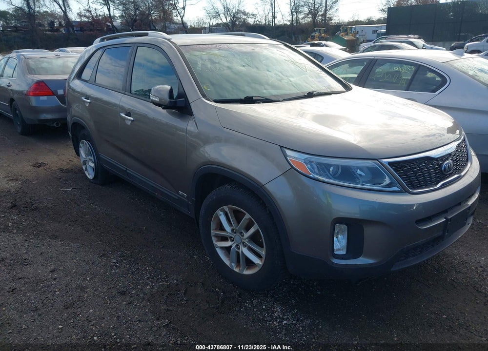 2015 KIA SORENTO LX VIN: 5XYKTCA67FG654713