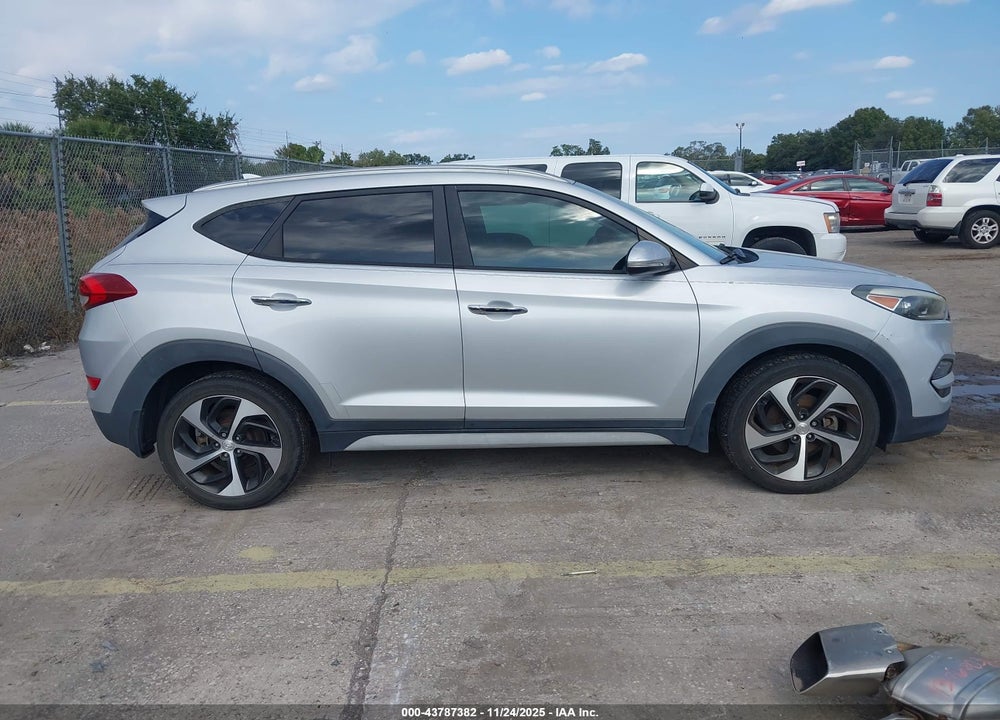 2017 HYUNDAI TUCSON LIMITED VIN: KM8J33A21HU420427