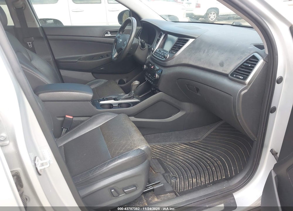 2017 HYUNDAI TUCSON LIMITED VIN: KM8J33A21HU420427