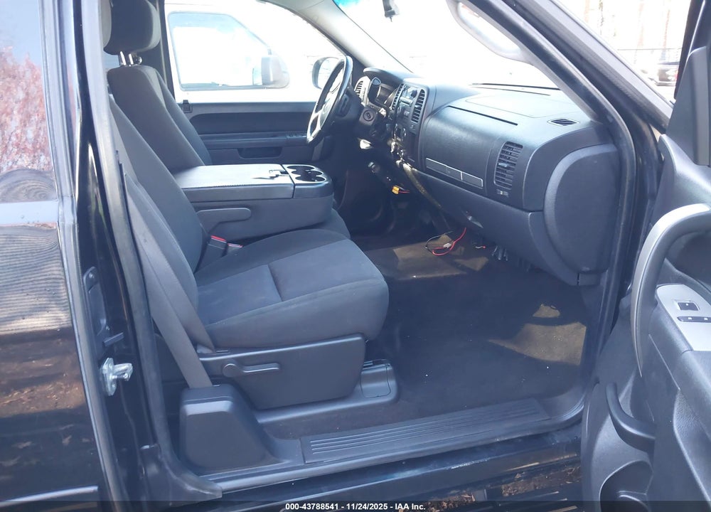 2011 CHEVROLET SILVERADO 1500 LT VIN: 1GCRKSE37BZ111191