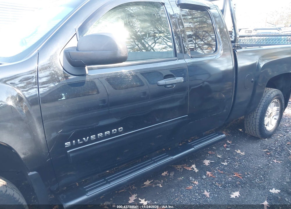2011 CHEVROLET SILVERADO 1500 LT VIN: 1GCRKSE37BZ111191