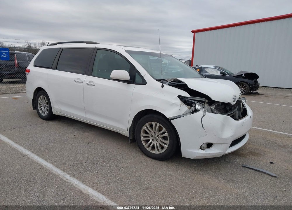 2013 TOYOTA SIENNA XLE V6 8 PASSENGER VIN: 5TDYK3DC4DS324705