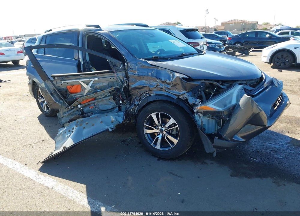 2018 TOYOTA RAV4 XLE VIN: 2T3WFREV7JW483498