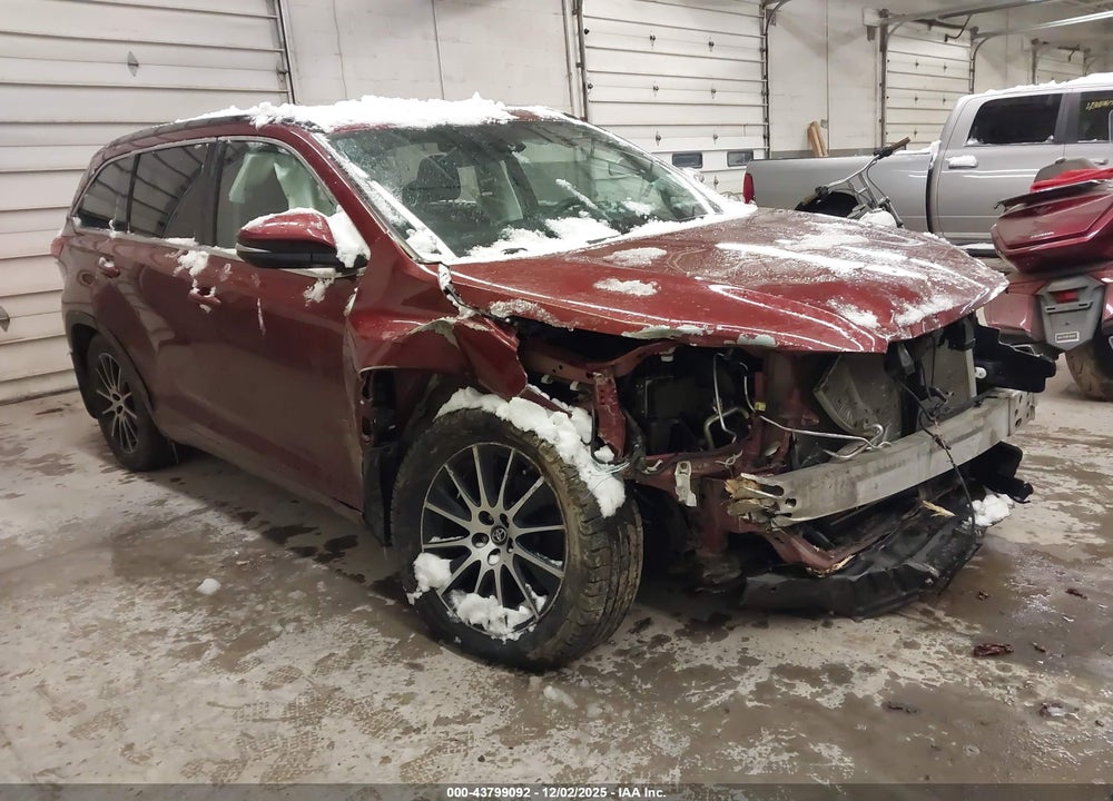 2018 TOYOTA HIGHLANDER SE VIN: 5TDJZRFH3JS850120