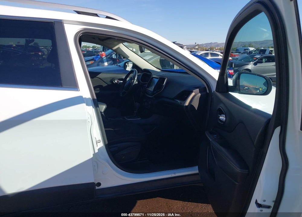 2017 JEEP CHEROKEE LATITUDE FWD VIN: 1C4PJLCBXHW547926