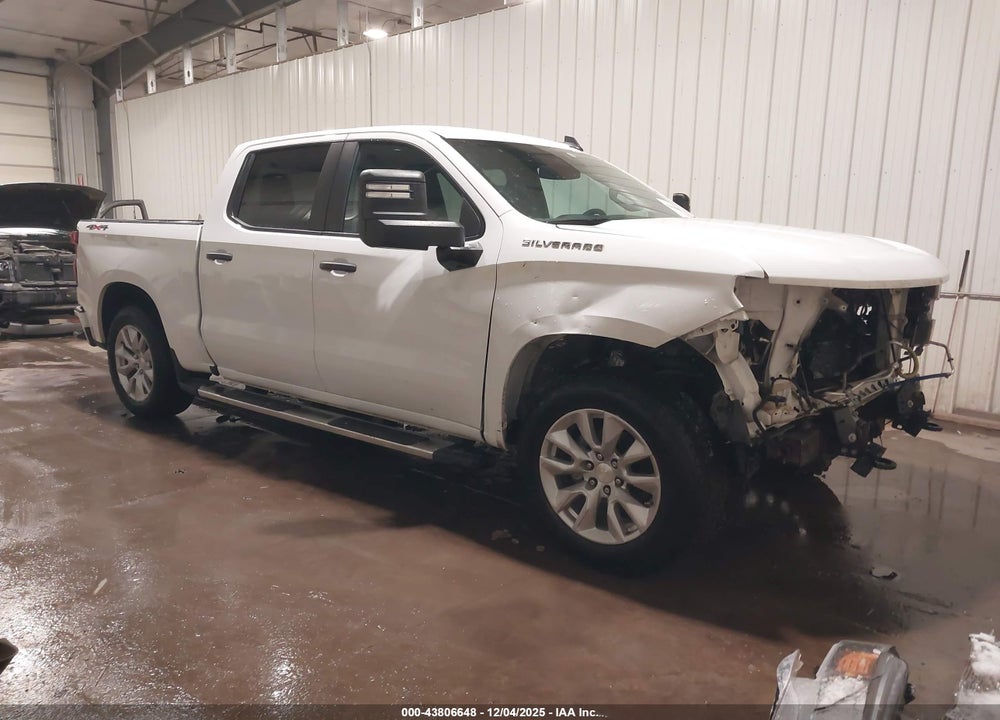 2021 CHEVROLET SILVERADO 1500 4WD  SHORT BED CUSTOM VIN: 3GCUYBEF9MG354040