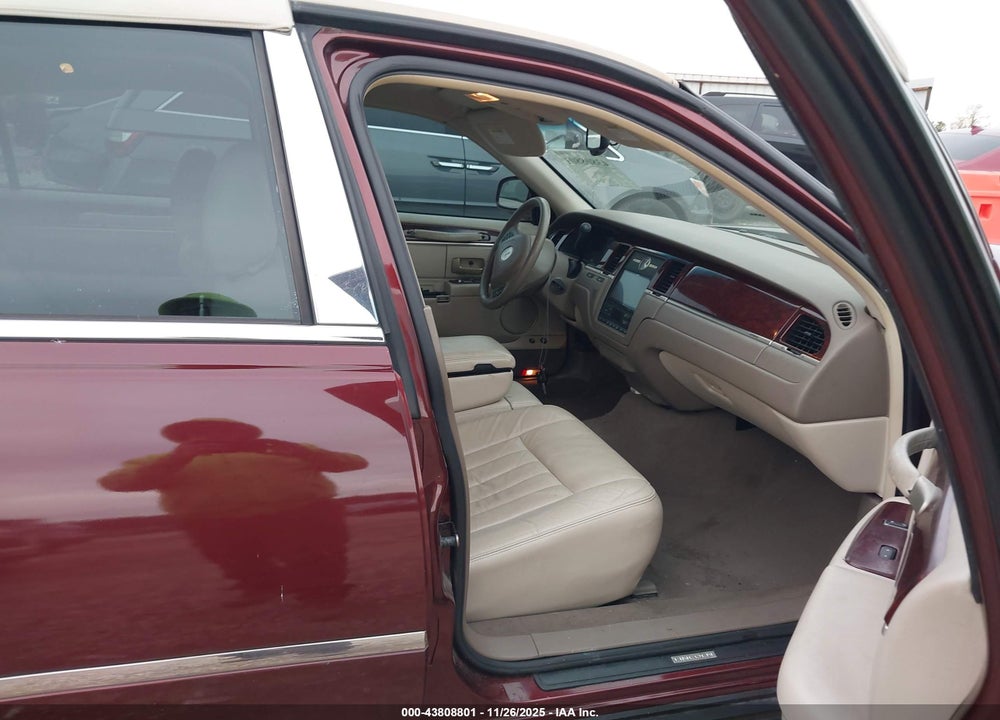 2004 LINCOLN TOWN CAR SIGNATURE VIN: 1LNHM81W14Y674637
