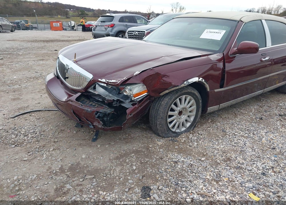 2004 LINCOLN TOWN CAR SIGNATURE VIN: 1LNHM81W14Y674637