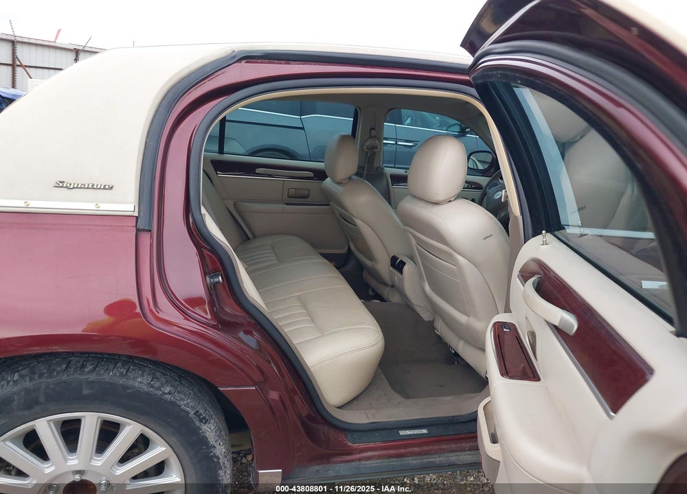 2004 LINCOLN TOWN CAR SIGNATURE VIN: 1LNHM81W14Y674637