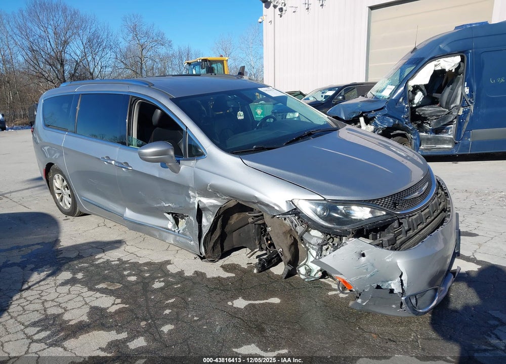 2019 CHRYSLER PACIFICA TOURING L VIN: 2C4RC1BG0KR749033