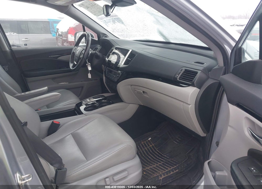 2017 HONDA PILOT TOURING VIN: 5FNYF6H90HB035285