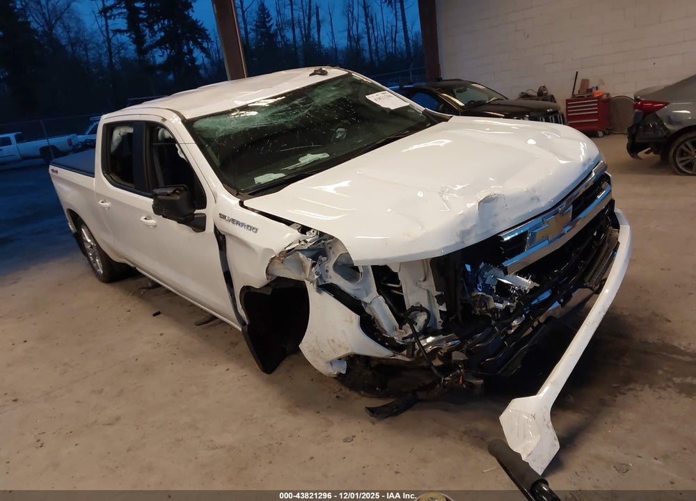 2024 CHEVROLET SILVERADO 1500 4WD  STANDARD BED LT VIN: 1GCUDDED3RZ388648