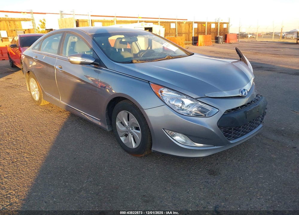 2015 HYUNDAI SONATA HYBRID VIN: KMHEC4A45FA137827