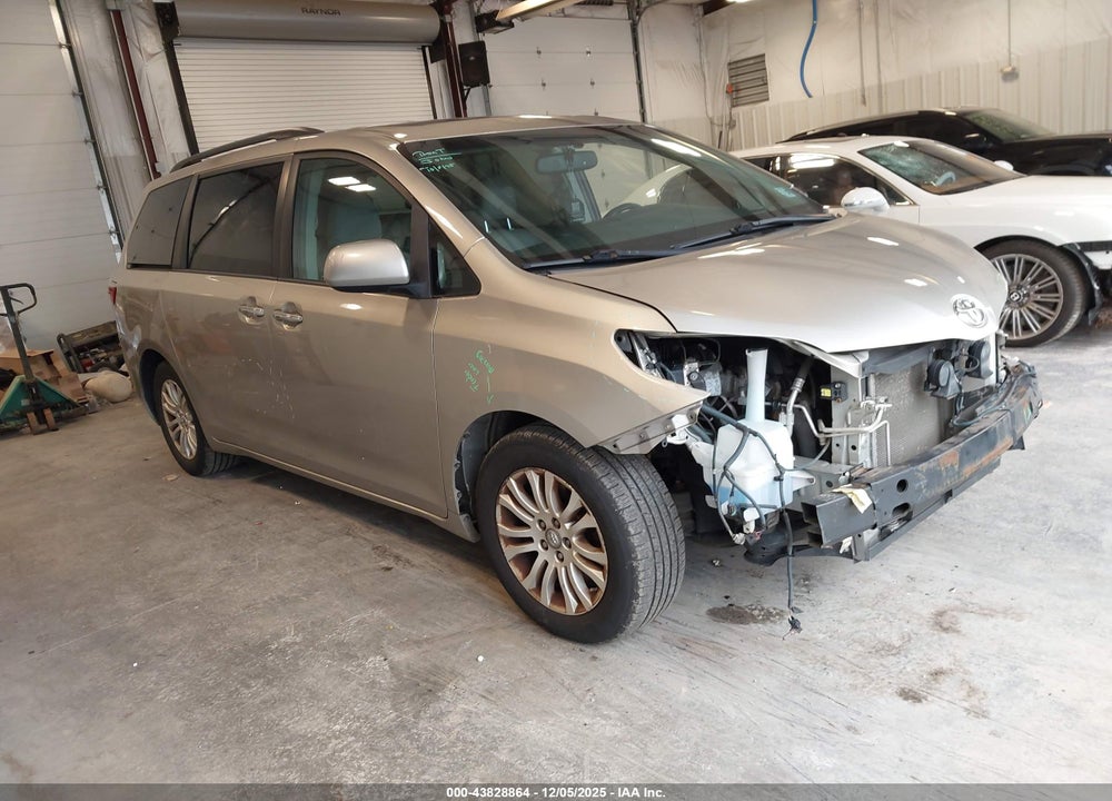 2017 TOYOTA SIENNA XLE 8 PASSENGER VIN: 5TDYZ3DC6HS856295