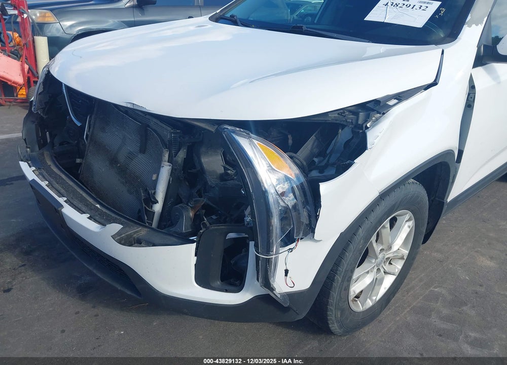 2015 KIA SORENTO LX VIN: 5XYKT3A64FG576763