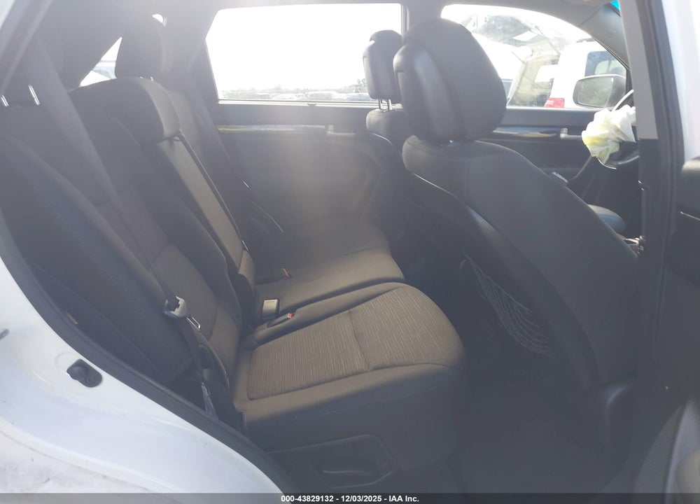 2015 KIA SORENTO LX VIN: 5XYKT3A64FG576763