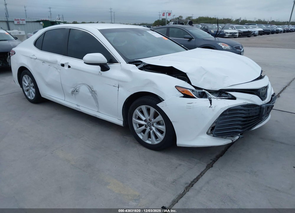 2018 TOYOTA CAMRY LE VIN: 4T1B11HK8JU565359