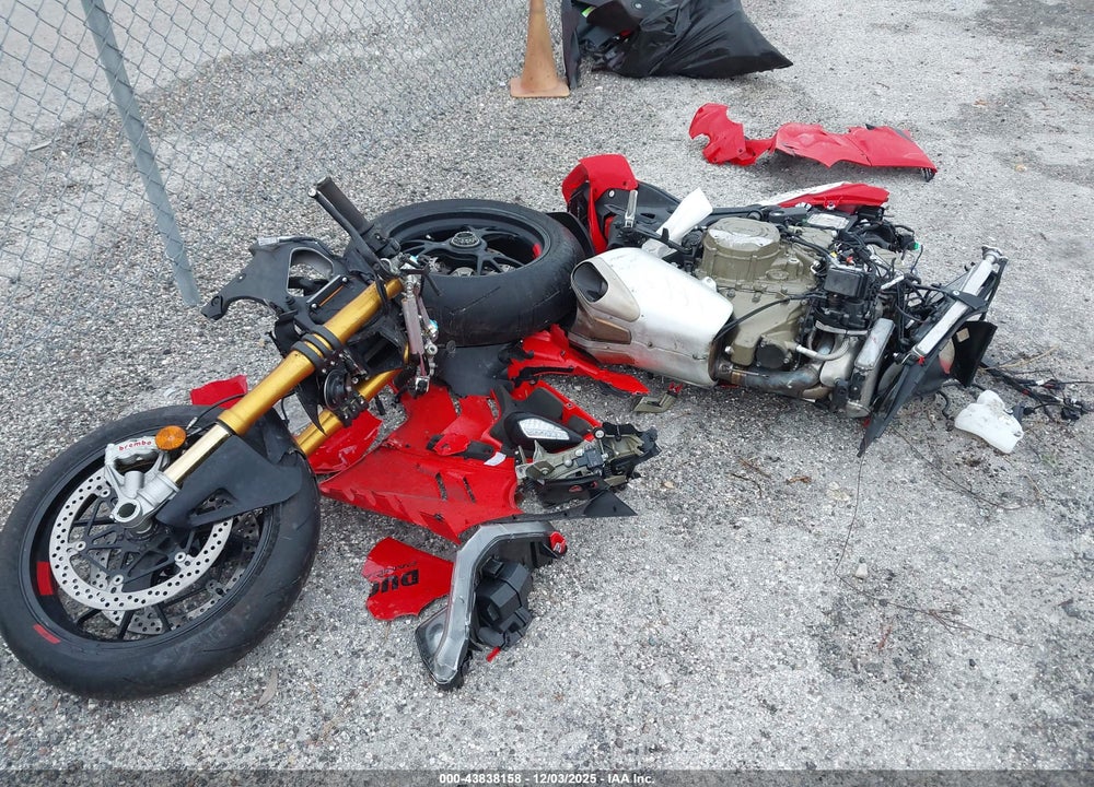 2023 DUCATI PANIGALE V4S VIN: ZDMDAGWW5PB005796