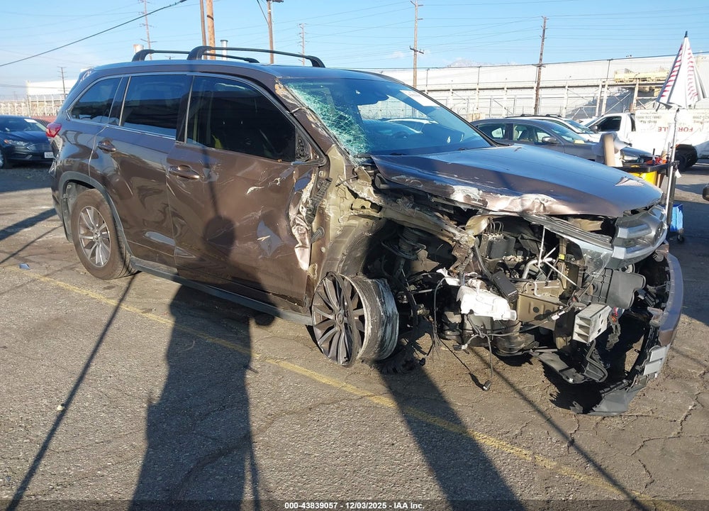 2017 TOYOTA HIGHLANDER XLE VIN: 5TDKZRFH3HS226879