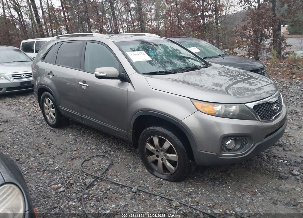 2011 KIA SORENTO LX VIN: 5XYKT3A11BG137177