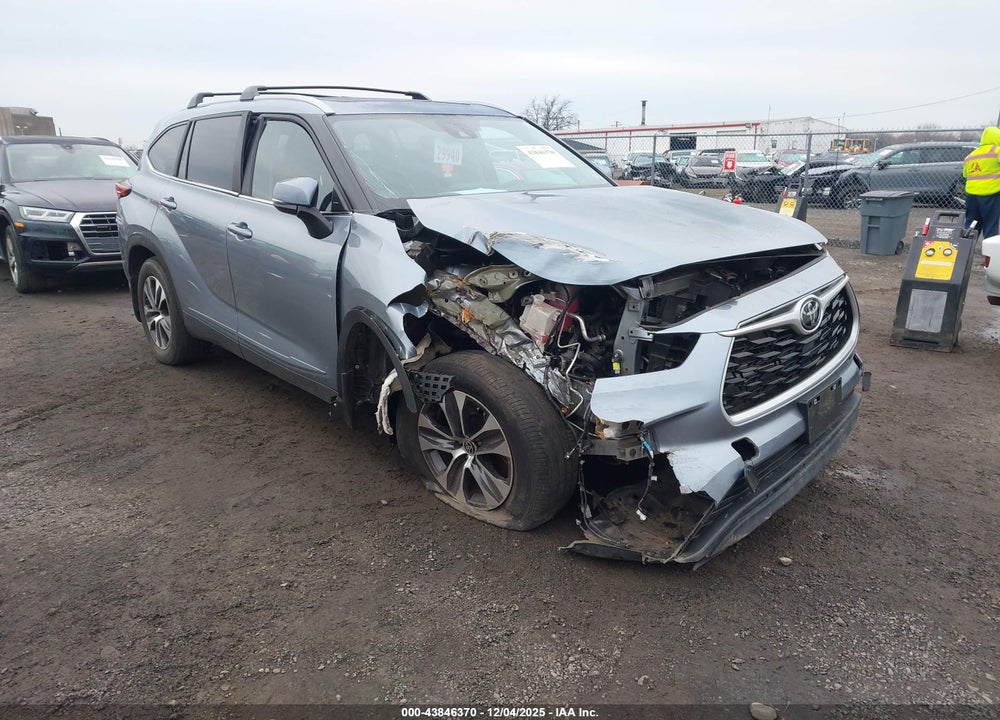 2023 TOYOTA HIGHLANDER XLE VIN: 5TDKDRBH2PS029818