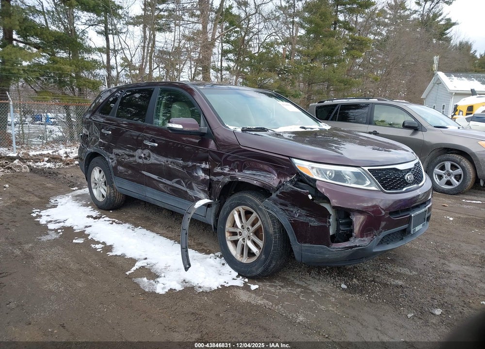 2014 KIA SORENTO LX VIN: 5XYKT3A62EG524529