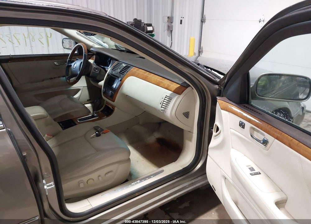 2010 CADILLAC DTS PLATINUM COLLECTION VIN: 1G6KP5E97AU110601