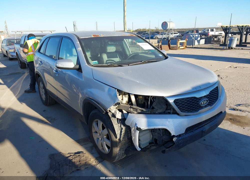 2013 KIA SORENTO LX VIN: 5XYKT3A17DG358270