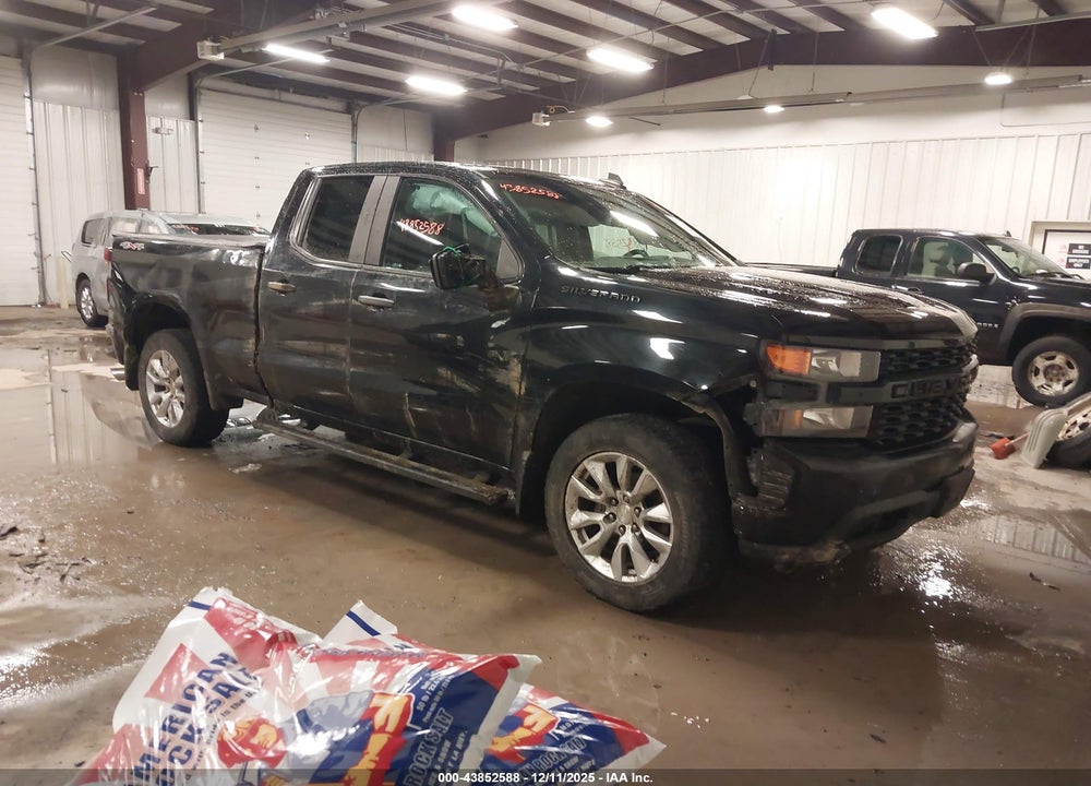 2021 CHEVROLET SILVERADO 1500 4WD  STANDARD BED CUSTOM VIN: 1GCRYBEH3MZ180697