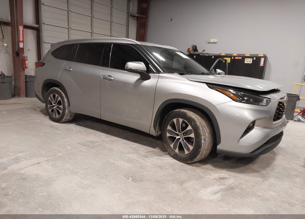 2022 TOYOTA HIGHLANDER XLE VIN: 5TDGZRAH8NS093867