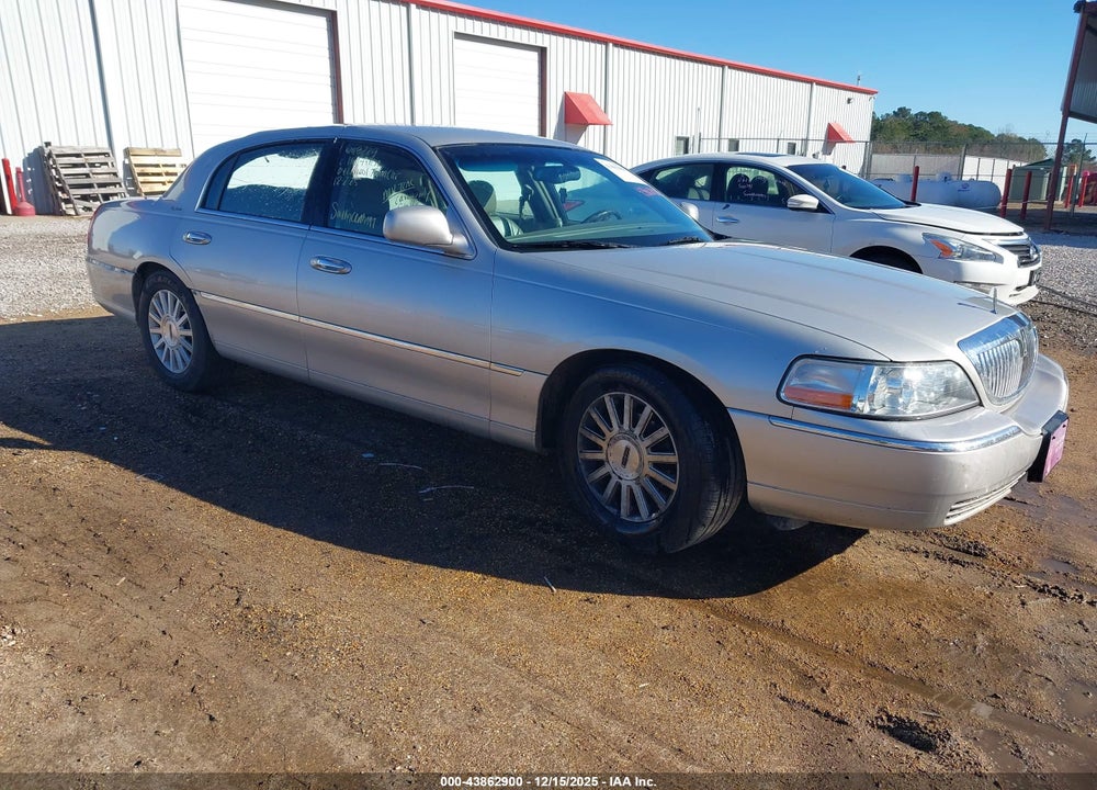 2004 LINCOLN TOWN CAR SIGNATURE VIN: 1LNHM81W04Y668229