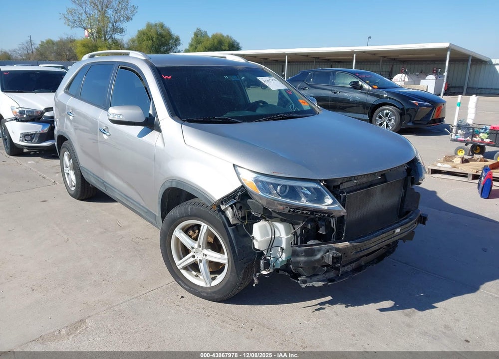 2015 KIA SORENTO LX VIN: 5XYKT4A69FG652404