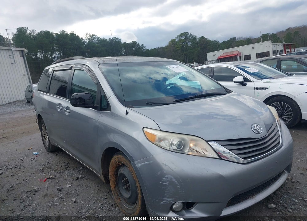 2013 TOYOTA SIENNA XLE V6 8 PASSENGER VIN: 5TDYK3DC8DS314677