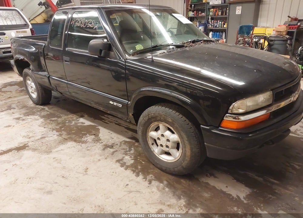 2003 CHEVROLET S-10 LS VIN: 1GCDT19X338146056