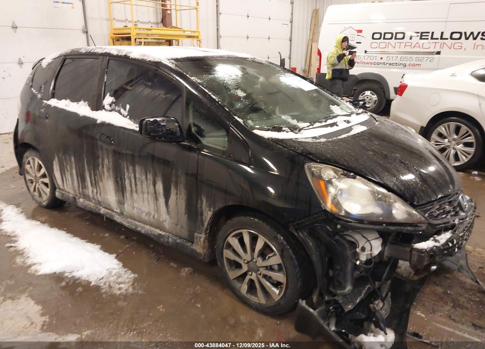 2013 HONDA FIT SPORT VIN: JHMGE8H55DC019323