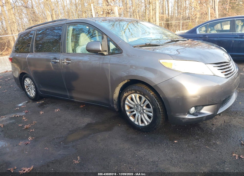 2017 TOYOTA SIENNA XLE 8 PASSENGER VIN: 5TDYZ3DC4HS814692