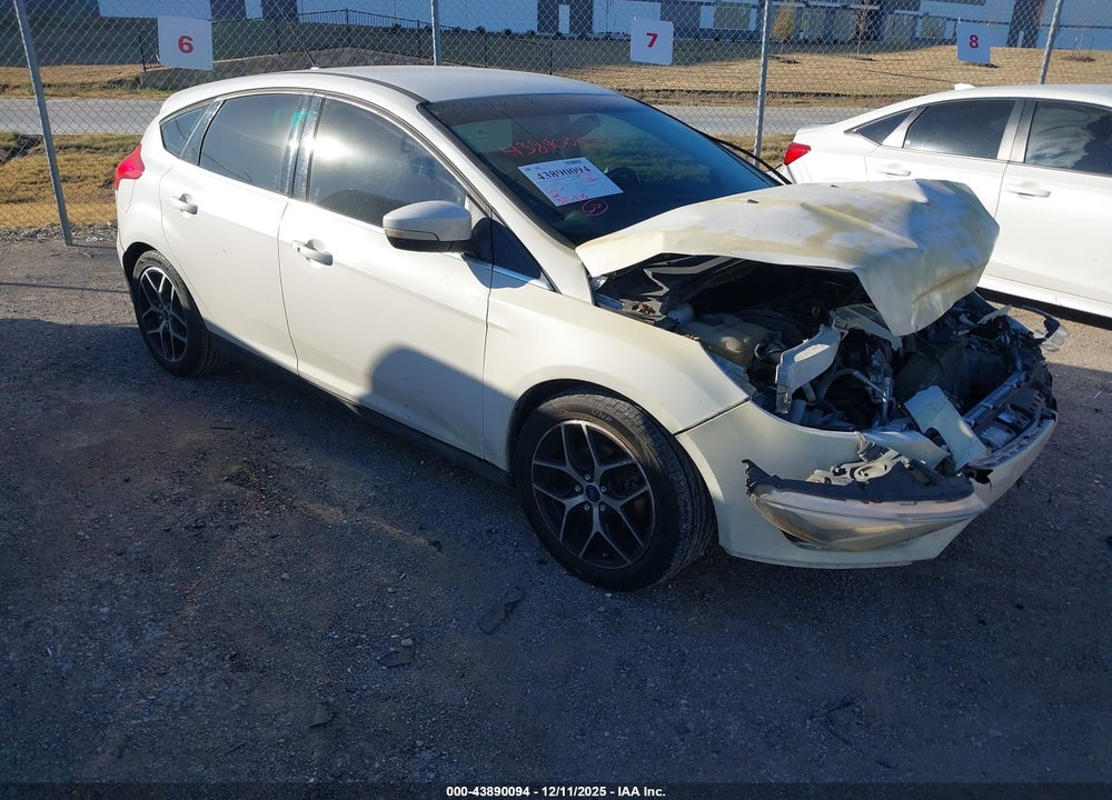 2015 FORD FOCUS TITANIUM VIN: 1FADP3N22FL268859