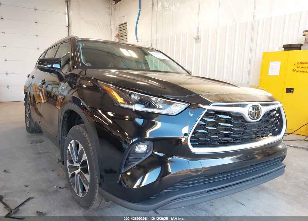 2021 TOYOTA HIGHLANDER XLE VIN: 5TDGZRBHXMS153905