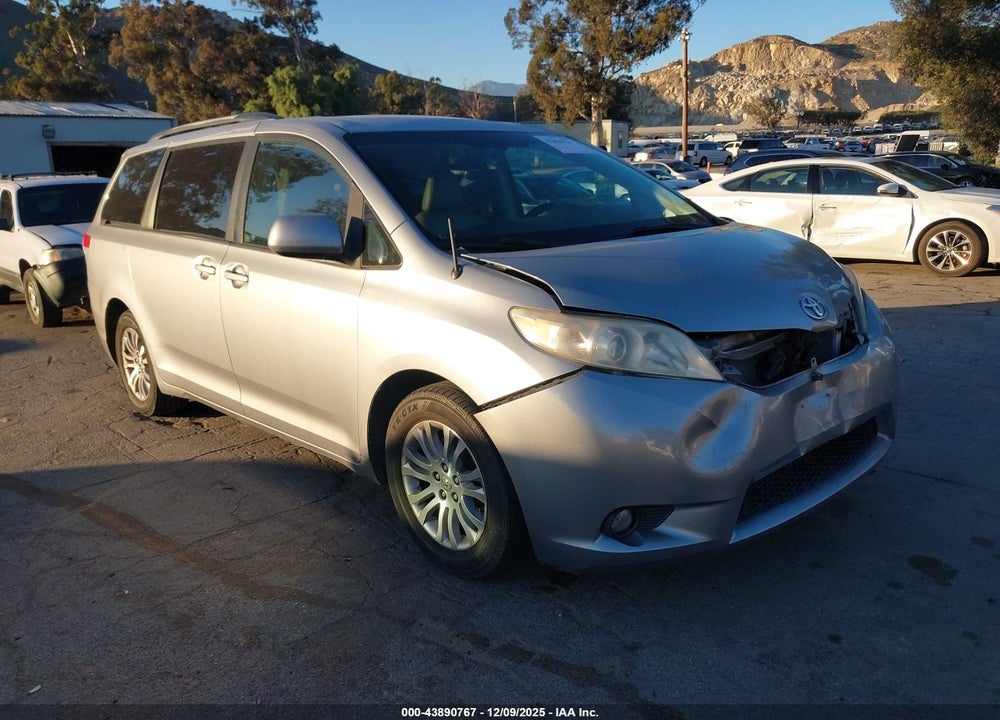 2011 TOYOTA SIENNA XLE V6 VIN: 5TDYK3DC2BS138495