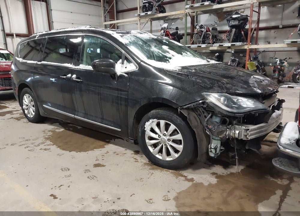 2019 CHRYSLER PACIFICA TOURING L VIN: 2C4RC1BG9KR704737