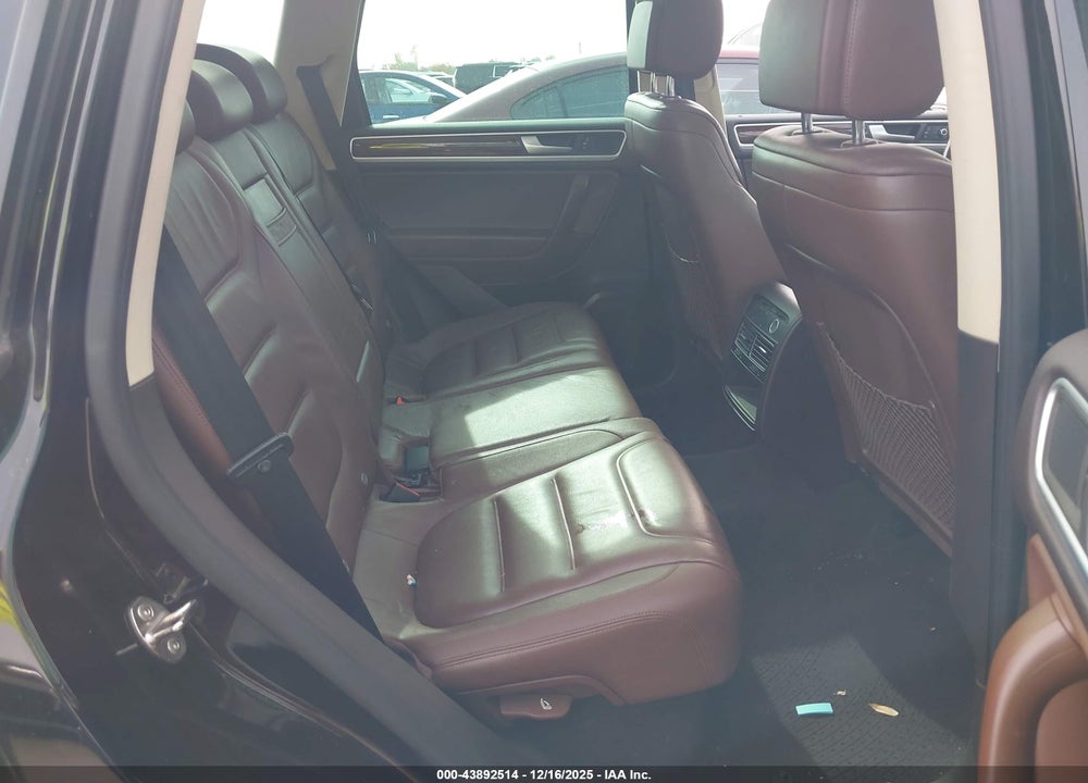 2014 VOLKSWAGEN TOUAREG TDI LUX VIN: WVGEP9BP3ED009139