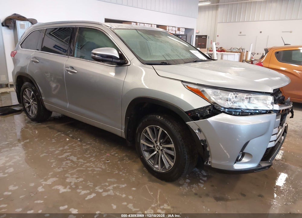 2018 TOYOTA HIGHLANDER XLE VIN: 5TDJZRFH5JS863046