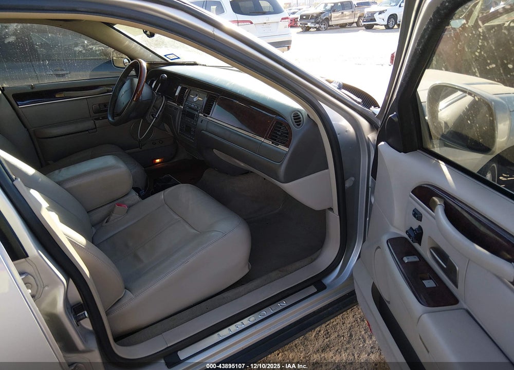 2011 LINCOLN TOWN CAR SIGNATURE LIMITED VIN: 2LNBL8CV0BX750536