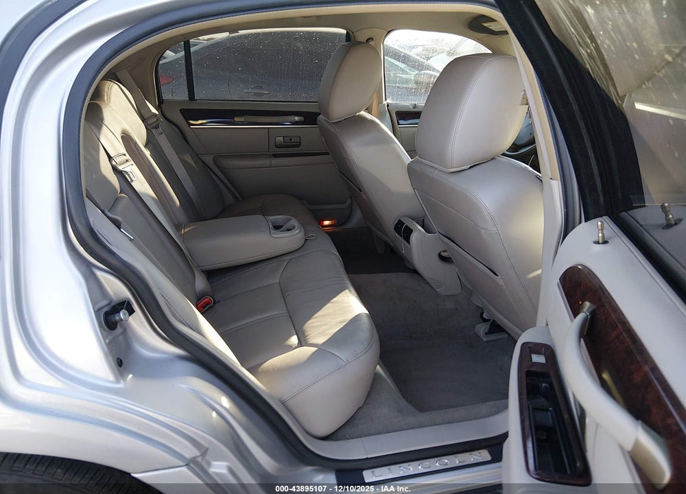 2011 LINCOLN TOWN CAR SIGNATURE LIMITED VIN: 2LNBL8CV0BX750536