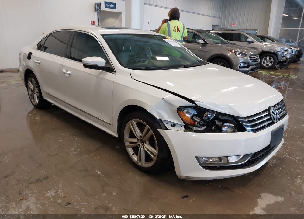 2014 VOLKSWAGEN PASSAT 2.0L TDI SE VIN: 1VWBN7A32EC043754