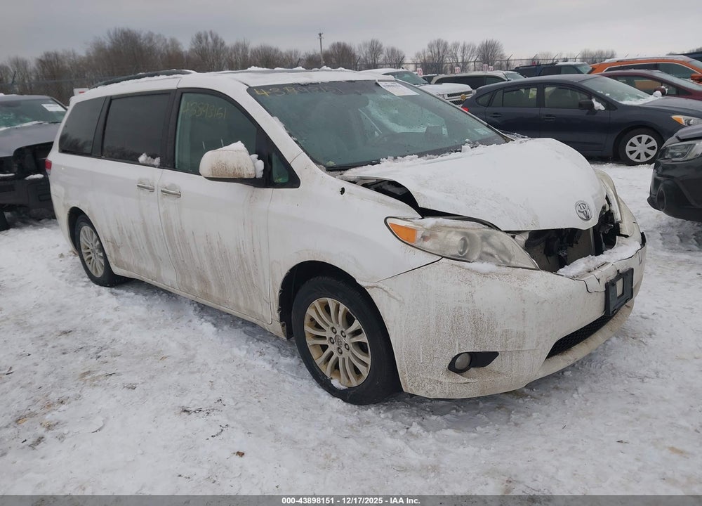2014 TOYOTA SIENNA XLE V6 8 PASSENGER VIN: 5TDYK3DC2ES479691